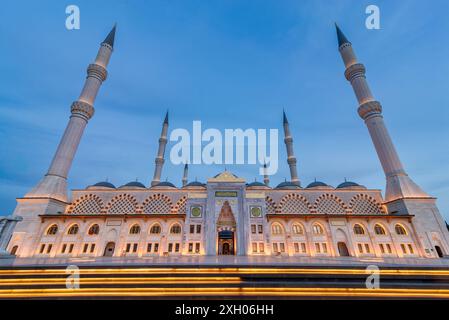 Sonnenuntergang der Grand Camlia Moschee oder Buyuk Camlica Camii, ein moderner islamischer Komplex, erbaut 2019, auf dem Hügel Camlica im Stadtteil Uskudar, Istanbul, Türkei Stockfoto
