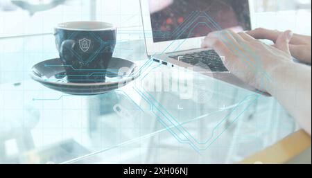 Abbildung des Fingerabdrucks, Vorhängeschloss im Schild in abstraktem Muster auf abgeschnittenen Händen, die auf der Tastatur tippen. Digital Composite, Mehrfachbelichtung, Schutz, Bio Stockfoto