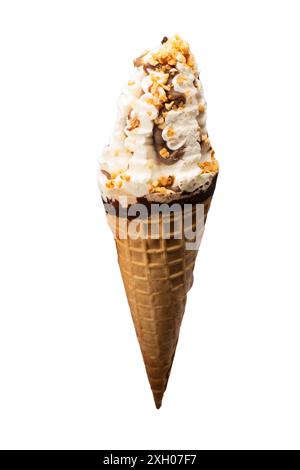 Eis mit Nüssen und Schokolade isoliert auf weißem Hintergrund. Stockfoto