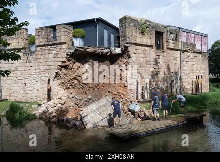 Bad Vilbel, Deutschland. Juli 2024. Ein Teil der Mauer der Wasserburg in Bad Vilbel stürzte nach einem Sturm ein und fiel in den Graben. Quelle: Boris Roessler/dpa/Alamy Live News Stockfoto