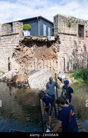 Bad Vilbel, Deutschland. Juli 2024. Ein Teil der Mauer der Wasserburg in Bad Vilbel stürzte nach einem Sturm ein und fiel in den Graben. Quelle: Boris Roessler/dpa/Alamy Live News Stockfoto