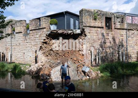 Bad Vilbel, Deutschland. Juli 2024. Ein Teil der Mauer der Wasserburg in Bad Vilbel stürzte nach einem Sturm ein und fiel in den Graben. Quelle: Boris Roessler/dpa/Alamy Live News Stockfoto