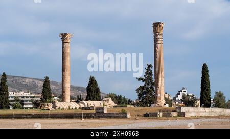 Olympischer Zeus-Tempel, Landschaft mit antiken Ruinen in Athen, Griechenland. Stockfoto