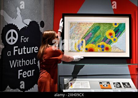 Edinburgh, Schottland, Großbritannien. Juli 2024. Cold war Scotland, eine neue Ausstellung im National Museum of Scotland, wird Schottlands kritische Position an der Frontlinie des Kalten Krieges untersuchen. Über 190 Objekte, viele zum ersten Mal ausgestellt, haben sich zusammengetan, um die Geschichten der Schotten im Zentrum dieses globalen Konflikts zu erzählen. Vom 13. Juli 2024 bis zum 26. Januar 2025 im National Museum of Scotland. Museumspersonal mit Karte, die nukleare Angriffsziele identifiziert. Quelle: Craig Brown/Alamy Live News Stockfoto
