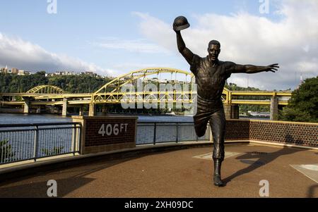 Pittsburgh, Pennsylvania, USA - 8. August 2023: Vorderansicht der Bill Mazeroski Statue am PNC Field in Pittsburgh Pennsylvania mit Gelb Stockfoto