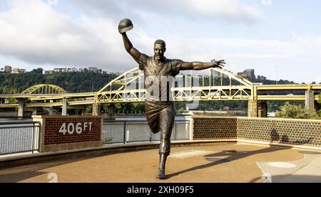 Pittsburgh, Pennsylvania, USA - 8. August 2023: Vorderansicht der Bill Mazeroski Statue am PNC Field in Pittsburgh Pennsylvania mit Gelb Stockfoto