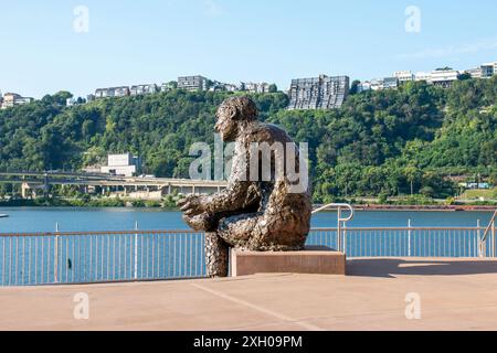 Pittsburgh, Pennsylvania, USA - 8. August 2023: Die Thinking man Statue von Mister Fred Rogers in Pittsburgh, Pennsylvania. Stockfoto