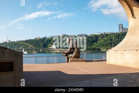 Pittsburgh, Pennsylvania, USA - 8. August 2023: Blick auf die Thinking man Statue von Mister Fred Rogers, die auf die Stadt Pittsburgh Pen blickt Stockfoto