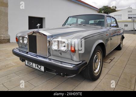 Larnaca, Zypern - 12. Mai 2024: Rolls-Royce Silver Shadow II parkte auf der Straße. Stockfoto