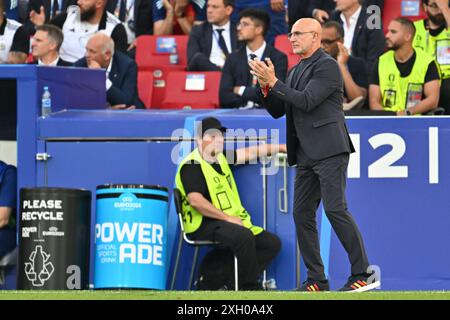 Der spanische Cheftrainer Luis de la Fuente wurde am Donnerstag , den 5 . Juli 2024 in Stuttgart im Viertelfinale des Turniers UEFA Euro 2024 während eines Fußballspiels zwischen den spanischen und deutschen Nationalmannschaften gezeigt . FOTO SPORTPIX | David Catry Stockfoto