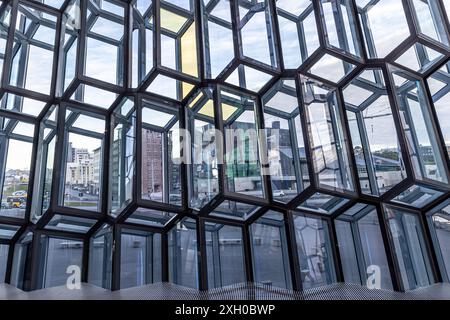 Harpa Konzertsaal Geometrische Glasfassade reflektiert das Stadtbild reykjavik, island, Stockfoto