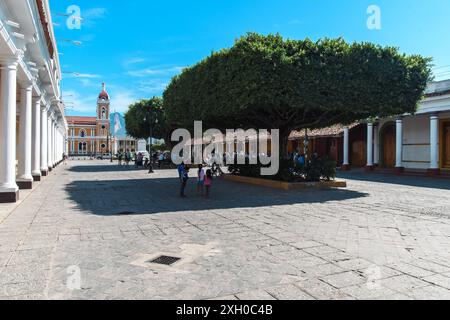 Granada, Nicaragua - 24. März 2019: Ein sonniger Tag entfaltet sich auf dem historischen Central Plaza. Stockfoto