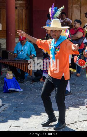 Granada, Nicaragua - 24. März 2019: Straßentänzerin tritt beim lokalen Festival auf. Stockfoto