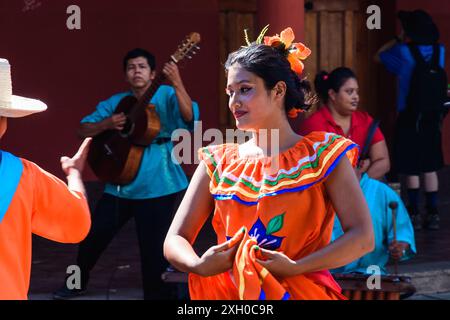 Granada, Nicaragua - 24. März 2019: Eine lebendige Show mit traditionellem Tanz und Musik. Stockfoto