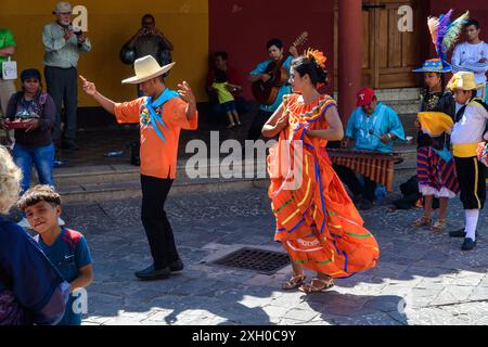 Granada, Nicaragua - 24. März 2019: Lebendiger Street Dance zur Feier der lokalen Kultur. Stockfoto