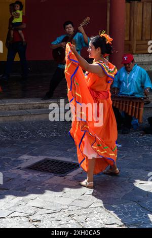 Granada, Nicaragua - 24. März 2019: Traditionelle Tänzerin tritt beim Straßenfest auf. Stockfoto