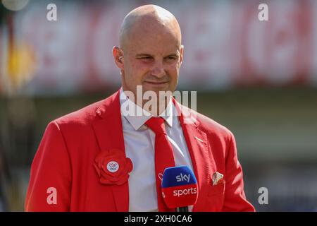 Andrew Strauss in Rot gekleidet für Ruth Day 2024 während des Rothesay Test Match Day Two England gegen West Indies at Lords, London, Vereinigtes Königreich, 11. Juli 2024 (Foto: Mark Cosgrove/News Images) Stockfoto