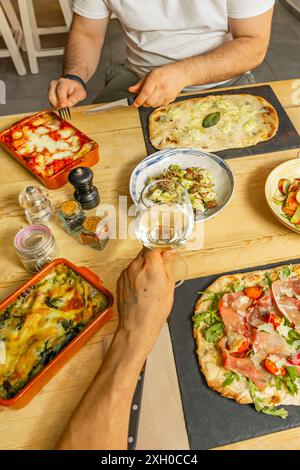 Die italienische Küche ist berühmt für ihre ausgewogenen Aromen Stockfoto