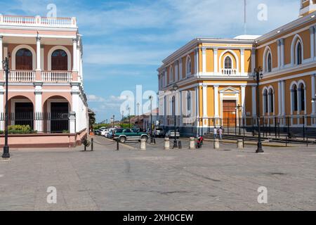 Granada, Nicaragua - 24. März 2019: Das tägliche Leben entfaltet sich auf dem historischen Stadtplatz unter sonnigem Himmel. Stockfoto