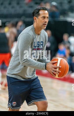 Miami Heat Head Coach Erik Spoelstra wärmt die Spieler des Teams USA vor dem Basketballspiel USA gegen Kanada in der T-Mobile Arena auf Stockfoto