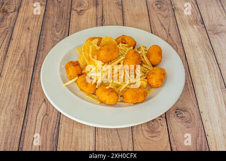 Kroketten zeichnen sich durch ihre knusprige Beschichtung und cremige Füllung aus, die Schinken, Huhn, Fisch, Gemüse oder sogar Obst sein kann Stockfoto