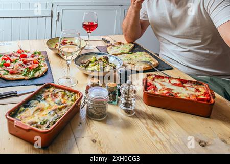 Die verführerischen Aromen frisch zubereiteter Köstlichkeiten weben durch die Luft Stockfoto