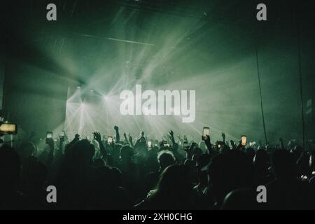 Kopenhagen, Dänemark. Juli 2024. Konzertbesucher bei einem Live-Konzert mit der argentinischen Rockband Babasonicos im Pumpehuset in Kopenhagen. Stockfoto