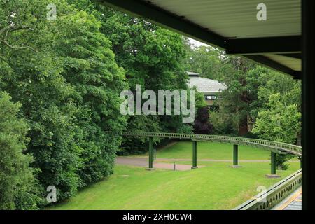 Beaulieu, Brockenhurst, England. 30. Juni 2024. National Motor Museum, Beaulieu. Blick vom Bahnhof auf die Einschienenbahn, die aus einer baumgesäumten Landschaft hervorgeht. Stockfoto