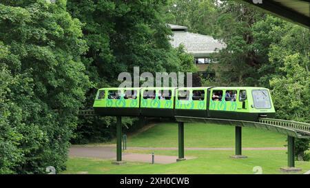 Beaulieu, Brockenhurst, England. 30. Juni 2024. National Motor Museum, Beaulieu. Die Einschienenbahn nähert sich dem Bahnhof. Stockfoto