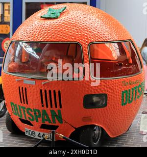 Beaulieu, Brockenhurst, England. 30. Juni 2024. National Motor Museum, Beaulieu. Der Mini Outspan Orange, c1972, wurde aus vielen Mini-Teilen gebaut und für Werbung verwendet. Stockfoto