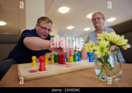 Inklusive Tagespflege der Essener Lebenshilfe die Essener Lebenshilfe hat eine neue inklusive Tagespflege eröffnet. Dort wärden ältere und geistig beeinträchtigte Menschen betreut. Veröffentlichungen nur für redaktionelle Zwecke. Veröffentlichungseinwilligung aller abgebildeten Personen liegt auf widerruf vor. Foto: FotoPrensa Essen Frintrop NRW *** Inklusiv-Tagesstätte der Essener Lebenshilfe Essener Lebenshilfe hat eine neue inklusiv-Tagesstätte eröffnet, in der ältere und geistig behinderte Menschen betreut werden Publikationen zu redaktionellen Zwecken nur Publikationszustimmungen aller Personen Abs. Stockfoto