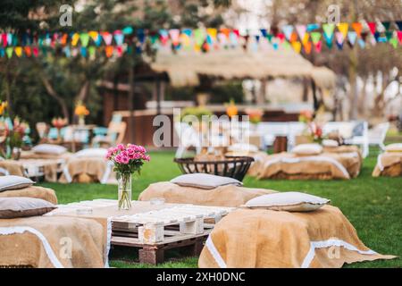 Wunderschöne Dekoration im Boho-Stil Hochzeit im Freien. Stockfoto