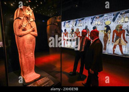 Köln, Deutschland. Juli 2024. Der Sarkophag von Ramses II. Steht in einer Vitrine im Odysseum. Die Ausstellung „Ramses & das Gold der Pharaonen“ ist ab 13. Juni 2024 in Köln zu sehen. Das Herzstück ist der echte Sarkophag von Ramses II. Alle Objekte stammen aus Museen und historischen Stätten in Ägypten. Quelle: Oliver Berg/dpa/Alamy Live News Stockfoto