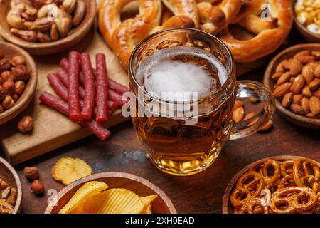 Verschiedene Bierstände: Chips, Nüsse, Brezeln. Verschiedene Optionen für Erfrischungen Stockfoto