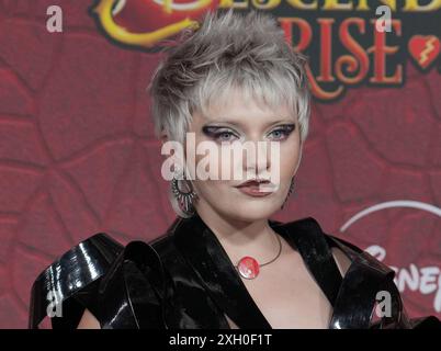 Los Angeles, USA. Juli 2024. Mars kommt bei den NACHKOMMEN VON Disney an: THE RISE OF RED World Premiere am Mittwoch in den Walt Disney Studios, ? Juli 2024. (Foto: Sthanlee B. Mirador/SIPA USA) Credit: SIPA USA/Alamy Live News Stockfoto