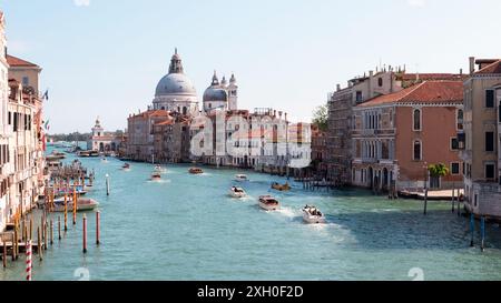 Canal Grande in Venedig mit der Basilika Santa Maria im Hintergrund. Stockfoto