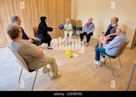 Inklusive Tagespflege der Essener Lebenshilfe die Essener Lebenshilfe hat eine neue inklusive Tagespflege eröffnet. Dort wärden ältere und geistig beeinträchtigte Menschen betreut. Veröffentlichungen nur für redaktionelle Zwecke. Veröffentlichungseinwilligung aller abgebildeten Personen liegt auf widerruf vor. Foto: FotoPrensa Essen Frintrop NRW *** Inklusiv-Tagesstätte der Essener Lebenshilfe Essener Lebenshilfe hat eine neue inklusiv-Tagesstätte eröffnet, in der ältere und geistig behinderte Menschen betreut werden Publikationen zu redaktionellen Zwecken nur Publikationszustimmungen aller Personen Abs. Stockfoto