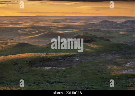 Sonnenuntergang über dem Tal der 1000 Teufel im Grasslands National Park, Saskatchewan, Kanada Stockfoto