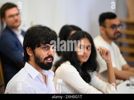 Berlin, Deutschland. Juli 2024. Karan Khatter, IT-Student an der Freien Universität (FU) Berlin, spricht bei einer Veranstaltung mit Bundeswirtschaftsminister Heil. Unter anderem berichteten die indischen Studenten der Natur- und Wirtschaftswissenschaften an der FU darüber, wie ausländische Spezialisten für das Studium und die Arbeit in Deutschland rekrutiert werden können. Quelle: Soeren Stache/dpa/Alamy Live News Stockfoto