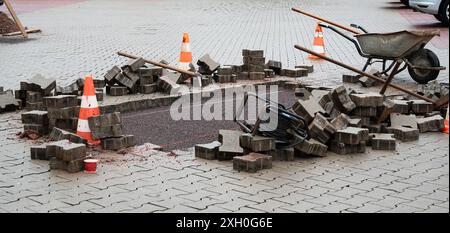 Reparatur des Gehwegs oder des Parkplatzes, Notdienst für defekten Gehsteig, Baustelle Stockfoto