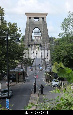 Bristol, Großbritannien. Juli 2024. Ein Polizeivorfall hat die berühmte Clifton Suspension Bridge in Bristol geschlossen. Die Polizei hat die Brücke für Fußgänger und Autos in beide Richtungen geschlossen. Sie erwarten, dass die Brücke den ganzen Tag geschlossen bleibt. Auf der Somerset-Seite der Brücke wurde ein Zwischenzelt errichtet. Quelle: JMF News/Alamy Live News Stockfoto