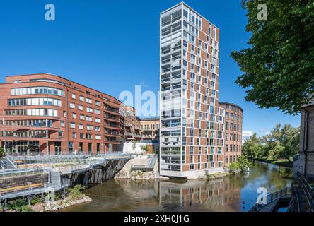 Das Turmhaus ist ein 17-stöckiges Hochhaus, das neben einer alten Wollfabrik in der historischen Industrielandschaft von Norrköing errichtet wurde Stockfoto