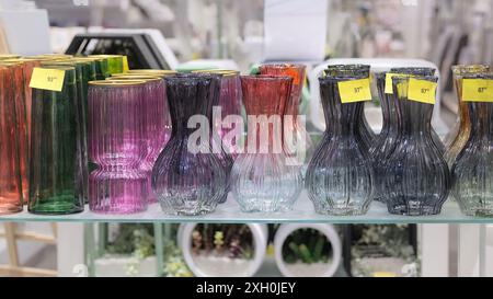 Verschiedene Glasblumengläser werden im Geschäft verkauft. Vasen für Blumen. Stockfoto