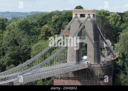 Bristol, Großbritannien. Juli 2024. Zwischenzelt durch die Bögen der Brücke gesehen. Ein Polizeivorfall hat die berühmte Clifton Suspension Bridge in Bristol geschlossen. Die Polizei hat die Brücke für Fußgänger und Autos in beide Richtungen geschlossen. Sie erwarten, dass die Brücke den ganzen Tag geschlossen bleibt. Auf der Somerset-Seite der Brücke wurde ein Zwischenzelt errichtet. Quelle: JMF News/Alamy Live News Stockfoto