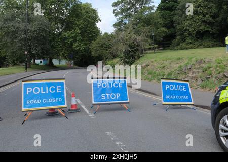 Bristol, Großbritannien. Juli 2024. Ein Polizeivorfall hat die berühmte Clifton Suspension Bridge in Bristol geschlossen. Die Polizei hat die Brücke für Fußgänger und Autos in beide Richtungen geschlossen. Sie erwarten, dass die Brücke den ganzen Tag geschlossen bleibt. Auf der Somerset-Seite der Brücke wurde ein Zwischenzelt errichtet. Quelle: JMF News/Alamy Live News Stockfoto