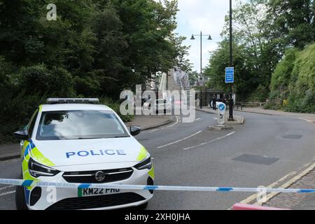 Bristol, Großbritannien. Juli 2024. Ein Polizeivorfall hat die berühmte Clifton Suspension Bridge in Bristol geschlossen. Die Polizei hat die Brücke für Fußgänger und Autos in beide Richtungen geschlossen. Sie erwarten, dass die Brücke den ganzen Tag geschlossen bleibt. Auf der Somerset-Seite der Brücke wurde ein Zwischenzelt errichtet. Quelle: JMF News/Alamy Live News Stockfoto