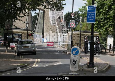 Bristol, Großbritannien. Juli 2024. Ein Polizeivorfall hat die berühmte Clifton Suspension Bridge in Bristol geschlossen. Die Polizei hat die Brücke für Fußgänger und Autos in beide Richtungen geschlossen. Sie erwarten, dass die Brücke den ganzen Tag geschlossen bleibt. Auf der Somerset-Seite der Brücke wurde ein Zwischenzelt errichtet. Quelle: JMF News/Alamy Live News Stockfoto