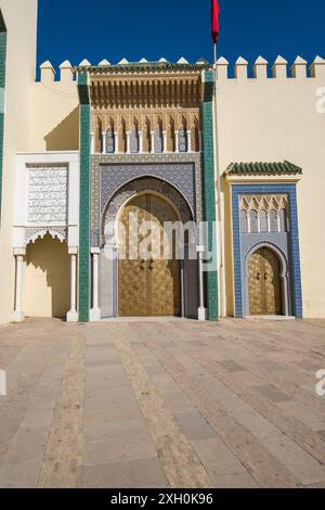 Senkrechte Vorderansicht des Eingangs zum Königlichen Palast von Fès in Marokko mit seinen riesigen Spitzbögen und Bronzetüren. Historisches Erbe von Humani Stockfoto
