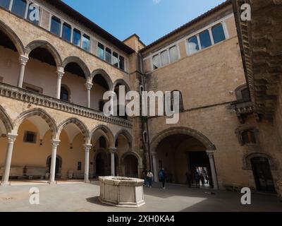 Renaissance-Innenhof des Palazzo Vitelleschi: Heimat des etruskischen Museums in Tarquinia, Italien Stockfoto