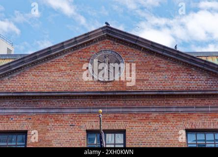 NYC Chinatown: Knickerbocker Station Post Office, ein öffentliches Bauprojekt aus der Zeit der Depression mit geflügeltem Messenger Mercury Medaillon, befindet sich am 128 E Broadway. Stockfoto